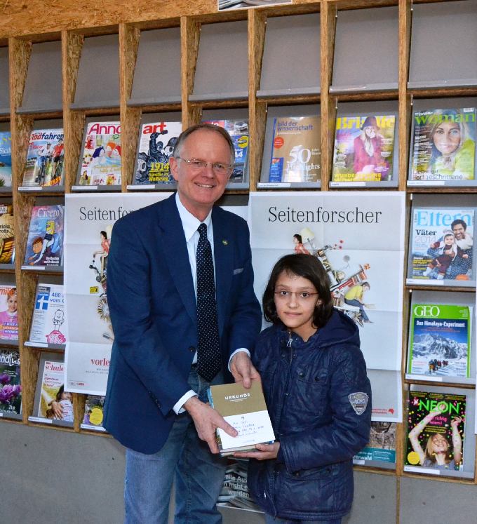 Oberbürgermeister Hans-Dieter Schlimmer übergibt der Gewinnerin Mia Safi die Urkunde.